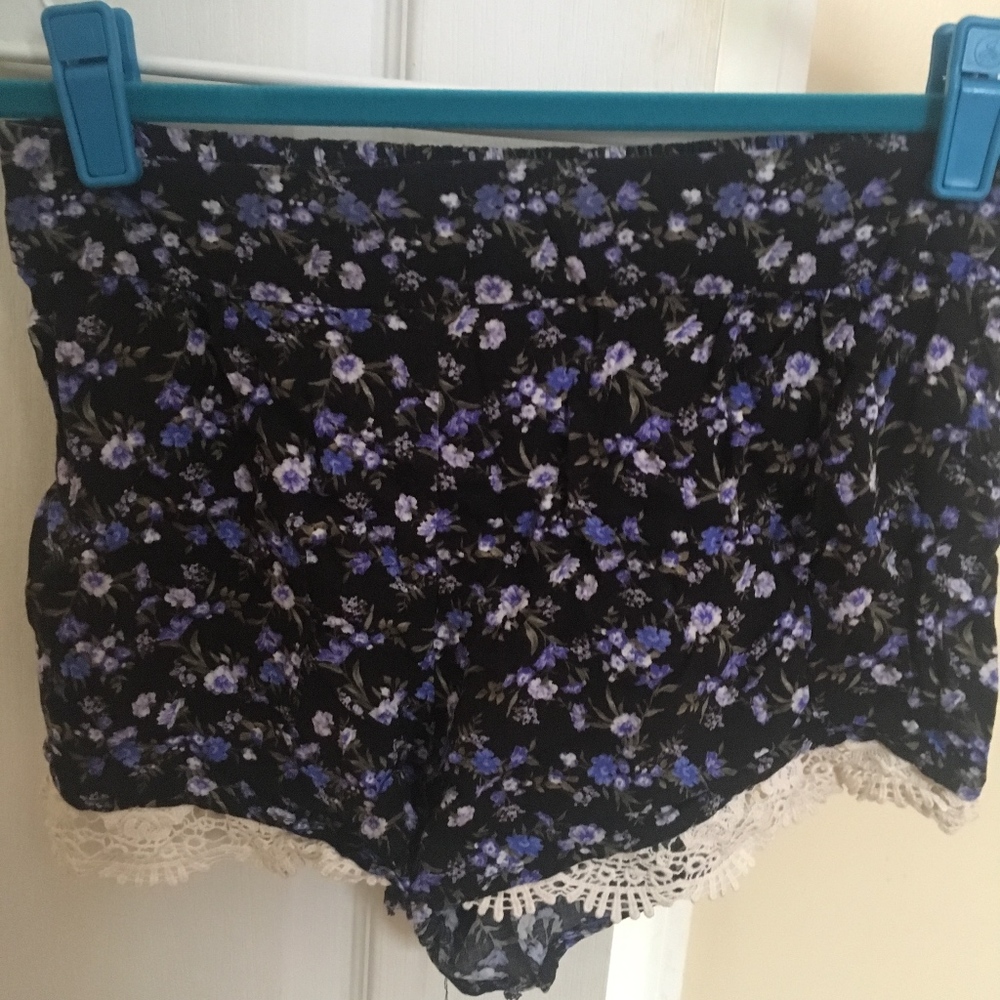 Forever 21 Women's Cotton Shorts- Black/floral